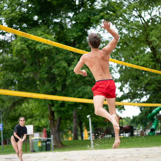 Bild enthält, Clothing, Shorts, Sphere, People, Person, Ball, Sport, Volleyball, Volleyball (Ball), Playing Volleyball