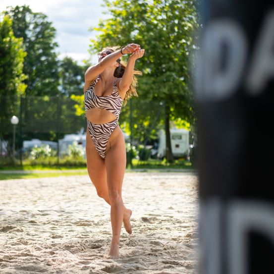 Bild enthält, Swimwear, Bikini, Shorts, Summer, Adult, Female, Person, Woman, Tattoo, Finger