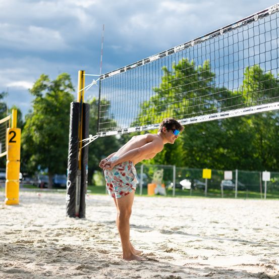 Bild enthält, Clothing, Shorts, Person, Car, Transportation, Vehicle, Accessories, Glasses, Playing Volleyball, Volleyball