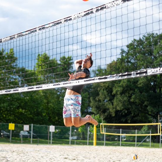 Bild enthält, Clothing, Shorts, Sphere, People, Person, Volleyball, Volleyball (Ball), Car, Vehicle, Playing Volleyball