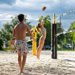 Bild enthält, Shorts, Back, Person, Adult, Male, Man, Female, Woman, Volleyball (Ball), Swimwear
