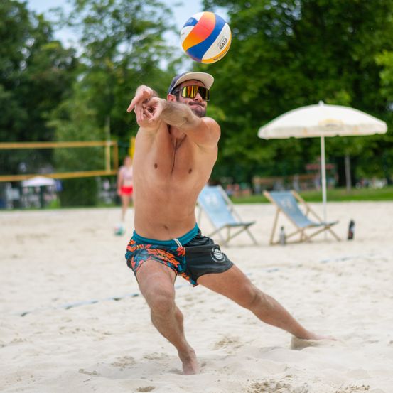 Bild enthält, Sphere, Shorts, Adult, Male, Man, Person, Volleyball (Ball), Chair, People, Finger