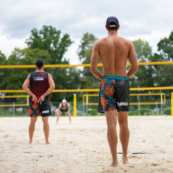 Bild enthält, Back, Person, Shorts, Adult, Male, Man, Hat, People, Tattoo, Helmet