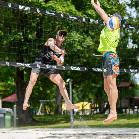 Bild enthält, Clothing, Shorts, People, Person, Basketball (Ball), Sphere, Playing Volleyball, Hat, Glasses, Ice Hockey Stick