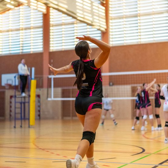 Bild enthält, Sphere, People, Person, Floor, Flooring, Shoe, Volleyball (Ball), Shorts, Boy, Child