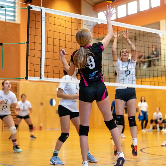Bild enthält, People, Person, Sphere, Shorts, Floor, Flooring, Volleyball (Ball), Shoe, Girl, Teen