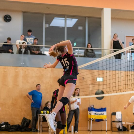 Bild enthält, Sphere, Floor, Flooring, People, Person, Shorts, Adult, Female, Woman, Shoe