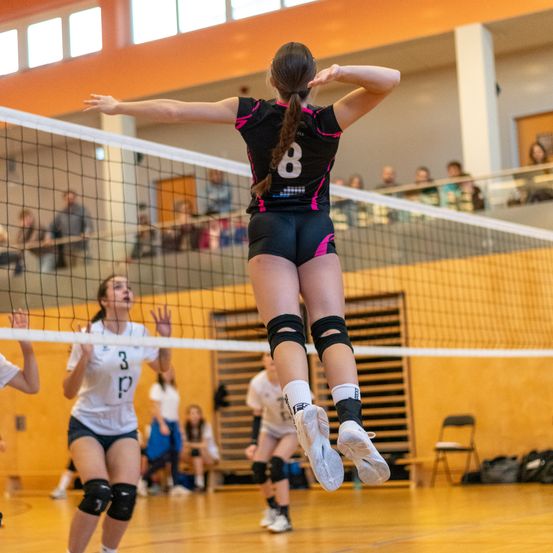 Bild enthält, Floor, Flooring, People, Person, Sphere, Shorts, Hardwood, Shoe, Girl, Teen