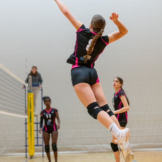 Bild enthält, Shorts, People, Person, Sphere, Shoe, Floor, Flooring, Adult, Female, Woman