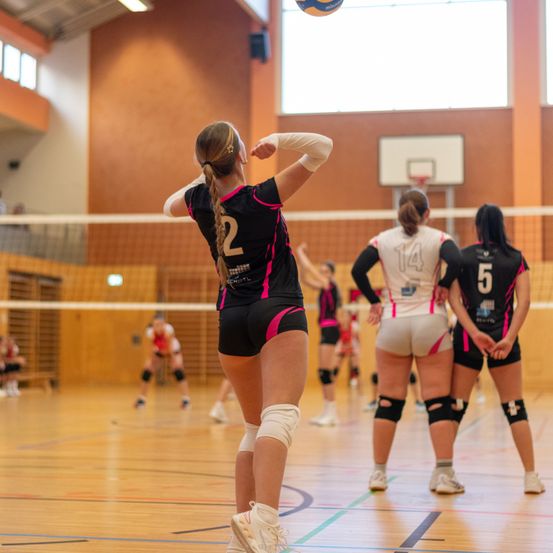Bild enthält, Sphere, People, Person, Floor, Flooring, Shorts, Shoe, Adult, Female, Woman
