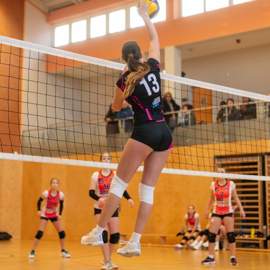 Bild enthält, People, Person, Floor, Flooring, Shorts, Sphere, Shoe, Volleyball (Ball), Girl, Teen