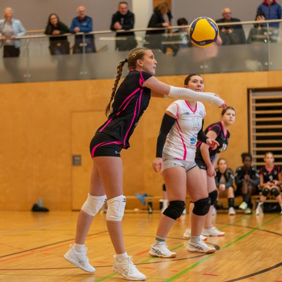Bild enthält, Sphere, People, Person, Floor, Flooring, Shorts, Shoe, Hardwood, Wood, Volleyball (Ball)
