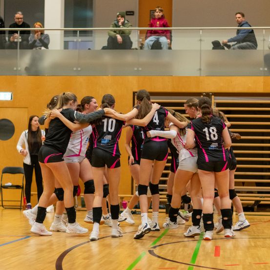 Bild enthält, People, Person, Floor, Flooring, Shorts, Shoe, Adult, Male, Man, Crowd