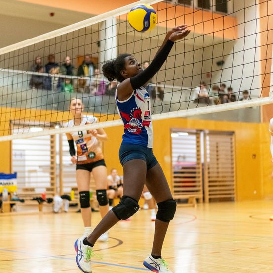 Bild enthält, Volleyball, Volleyball (Ball), Person, Sphere, Footwear, Shoe, Shorts, Playing Volleyball, Volleyball Game, Face