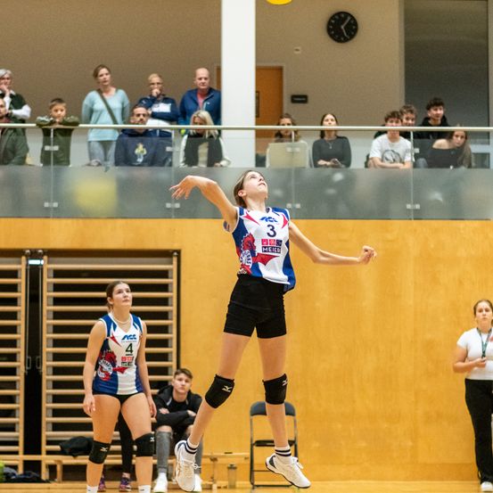 Bild enthält, Shorts, Sphere, People, Person, Floor, Flooring, Shoe, Adult, Female, Woman