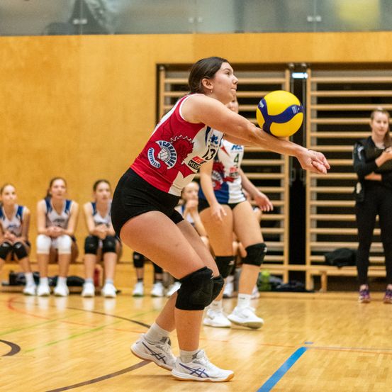 Bild enthält, Sphere, People, Person, Shorts, Floor, Flooring, Female, Girl, Teen, Shoe