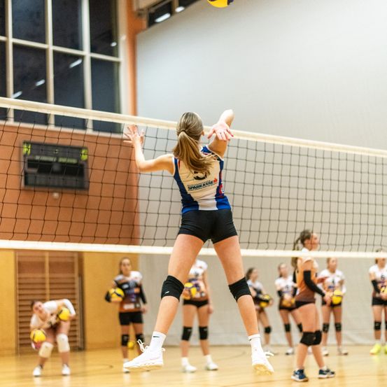 Bild enthält, Volleyball (Ball), Boy, Child, Male, Person, Female, Girl, Teen, Shoe, People