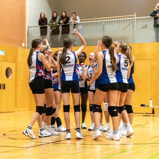 Bild enthält, People, Person, Floor, Flooring, Shorts, Female, Girl, Teen, Shoe, Crowd