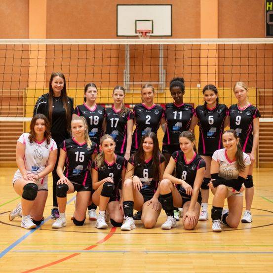 Bild enthält, People, Person, Team, Floor, Flooring, Team Sport, Shorts, Child, Female, Girl