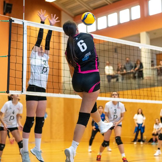 Bild enthält, People, Person, Sphere, Flooring, Volleyball (Ball), Shoe, Shorts, Adult, Female, Woman