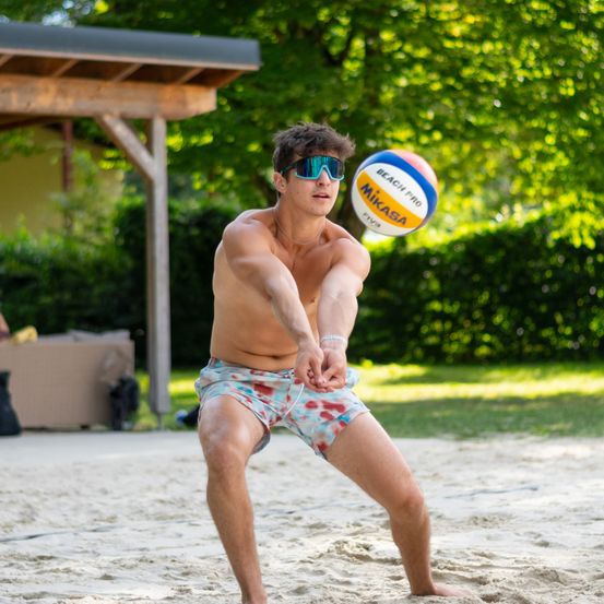 Bild enthält, Shorts, Sphere, Volleyball (Ball), Person, People, Summer, Glasses, Necklace, Portrait, Outdoors