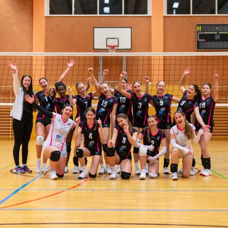 Bild enthält, People, Person, Floor, Flooring, Team, Shorts, Female, Girl, Teen, Child