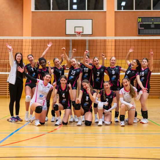 Bild enthält, People, Person, Floor, Flooring, Team, Shorts, Female, Girl, Teen, Child