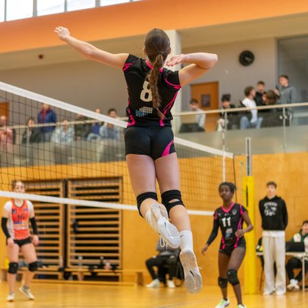Bild enthält, Floor, Flooring, People, Person, Shoe, Shorts, Boy, Child, Male, Sphere