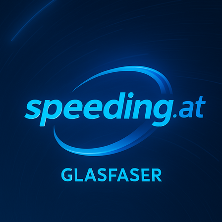 Das Speeding.at Logo zeigt ein blaues kreisförmiges Design mit dem Wort 'speeding' in einer schlanken Schrift und '.at' in einer kleineren, abgerundeten Schrift. Unten steht das Wort 'GLASFASER' in Großbuchstaben. Der Hintergrund ist dunkelblau mit einem radialen Muster.