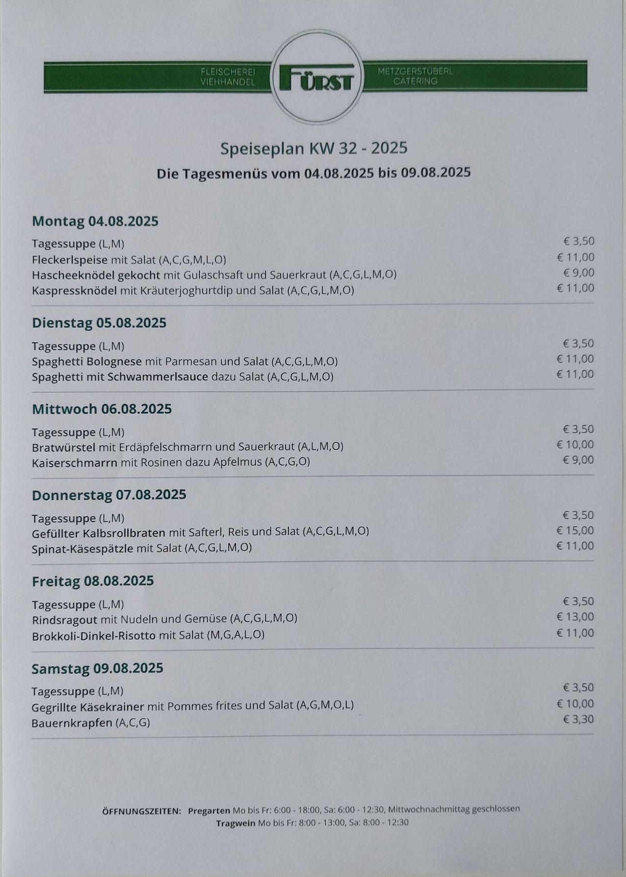 Wöchentlicher Speiseplan für die Woche vom 04.08.2025 bis 09.08.2025. Montag, 04.08.2025: Suppe, Rindergulasch und Käsekrainer. Dienstag, 05.08.2025: Spaghetti Bolognese und Pilzsauce. Mittwoch, 06.08.2025: Geschmorter Bratwurst mit Sauerkraut und Rosinenbrot. Donnerstag, 07.08.2025: Gefüllte Krautkrapfen mit Safran, Reis und Salat. Freitag, 08.08.2025: Rindergulasch und Brokkoli-Linsen-Risotto. Samstag, 09.08.2025: Gegrillte Käsekrainer mit Pommes frites und Salat.