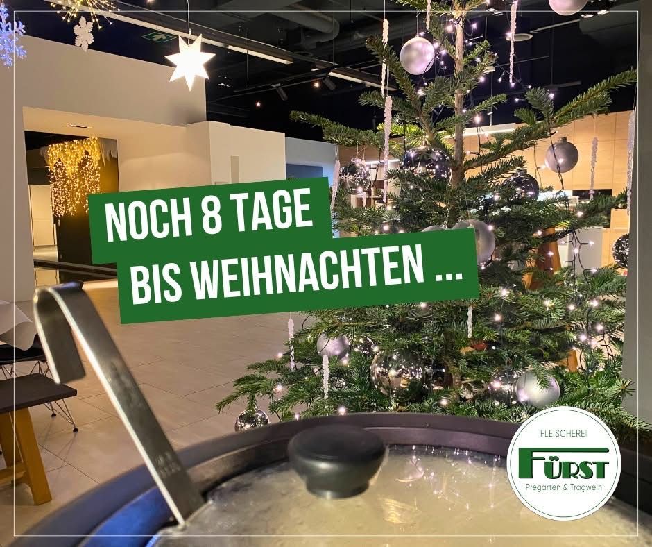 Der Innenraum eines Ladens mit einem Weihnachtsbaum, Lichtern und einem Topf. Ein Stern und ein Stuhl sind im Hintergrund zu sehen. Ein Textüberlagerung lautet 'NACH 8 TAGE BIS WEIHNACHTEN...'. Ein Logo für FURST befindet sich unten rechts.