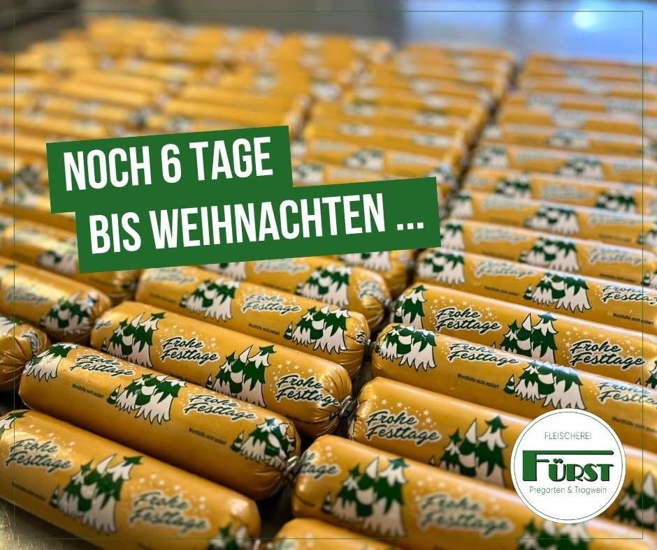 Ein Stapel gelber Würste mit Weihnachtsbaumdesigns. Der Text 'NACH 6 TAGE BIS WEIHNACHTEN' ist darüber angezeigt.