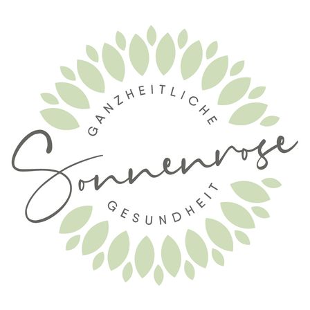 Ein kreisförmiges Logo mit dem Wort 'Sonnenrose' in kursiver Schrift, umgeben von einem Kranz aus grünen Blättern, auf weißem Hintergrund. 'Ganzheitliche' und 'Gesundheit' sind in einer Serifenschrift über und unter 'Sonnenrose' geschrieben.
