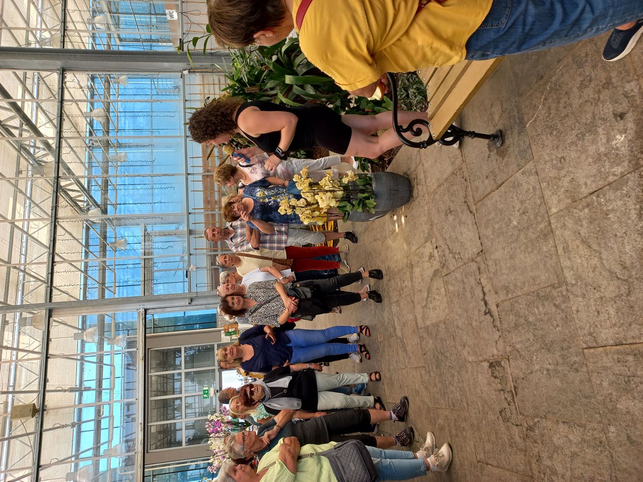 Bild enthält, Flower, Flower Arrangement, Flower Bouquet, Dress, Person, Formal Wear, Adult, Male, Man, Shoe