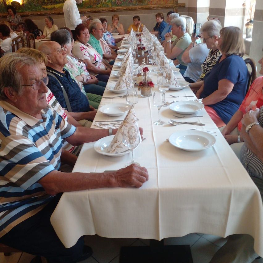 Bild enthält, Dining Room, Dining Table, Furniture, Table, Adult, Female, Person, Woman, Linen, Restaurant