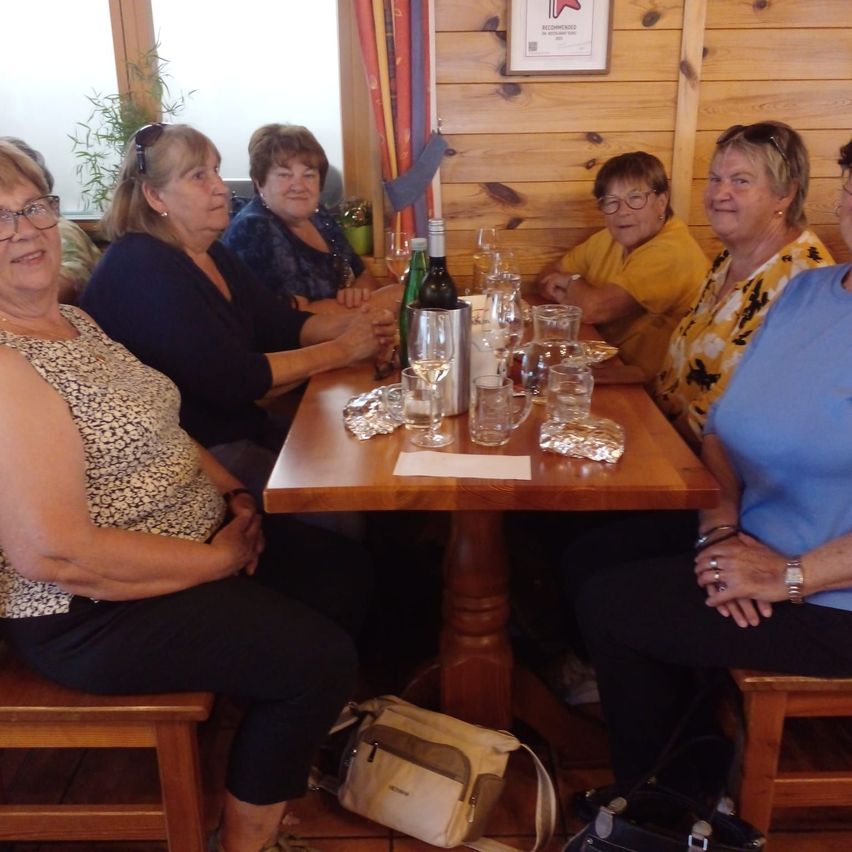 Bild enthält, Dining Room, Dining Table, Furniture, Table, Person, Photography, Portrait, Restaurant, Adult, Man