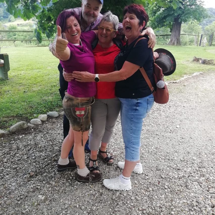 Bild enthält, Grass, Park, Photography, Portrait, Pants, Vegetation, Shorts, Tree, Woodland, Grove