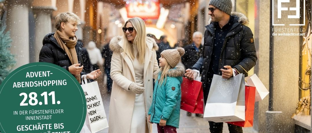 Eine Familie geht auf einer verschneiten Straße, ein Mann und eine Frau halten sich an den Händen. Die Frau trägt einen Pelzmantel und der Mann eine Mütze. Sie haben Einkaufstüten in den Händen.