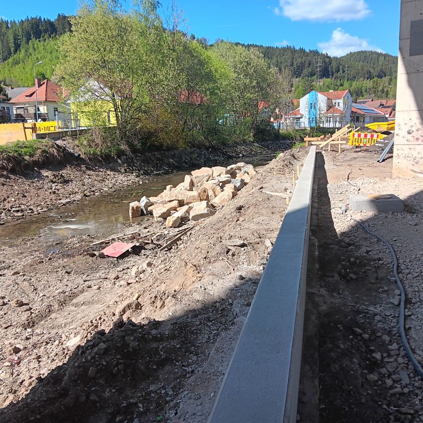 Fertiggestellte Fludermauer entlang der Sportanlage
