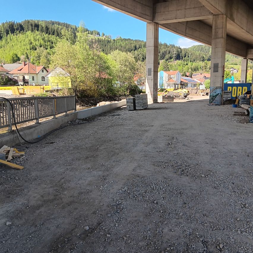 Zukünftige Asphaltbahnen im Rohzustand