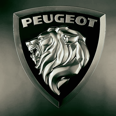Das Peugeot-Logo zeigt einen schwarzen Schild mit einem silbernen, brüllenden Löwen im Inneren, vor einem dunklen Hintergrund.