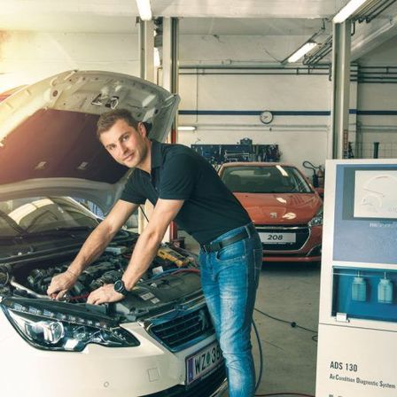 Bild enthält, Adult, Male, Man, Person, Car, Vehicle, Gas Pump, Pants, Wheel, Car Engine