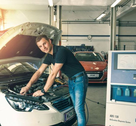 Bild enthält, Adult, Male, Man, Person, Car, Vehicle, Gas Pump, Pants, Wheel, Car Engine