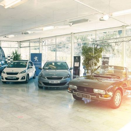 Bild enthält, Car, Car Dealership, Transportation, Vehicle, Indoors, Machine, Wheel