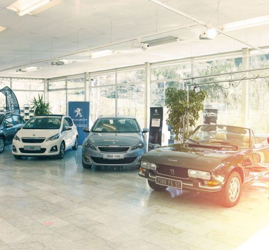 Bild enthält, Car, Car Dealership, Transportation, Vehicle, Indoors, Machine, Wheel