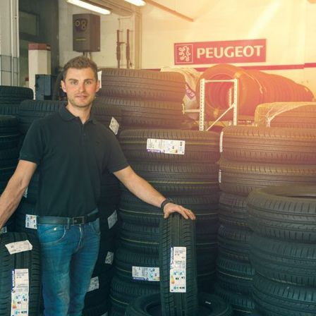 Bild enthält, Tire, Adult, Male, Man, Person, Alloy Wheel, Car Wheel, Wheel, Jeans, Face