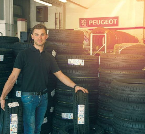 Bild enthält, Tire, Adult, Male, Man, Person, Alloy Wheel, Car Wheel, Wheel, Jeans, Face