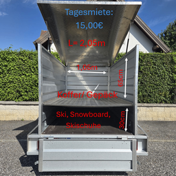Ein silberner Anhänger mit offenem Dach, der Abmessungen und Platz für Gepäck, Skier, Snowboards und Skischuhe zeigt. Er hat eine Tagesmiete von 15,00€, eine Länge von 2,05m und eine Höhe von 1,05m.