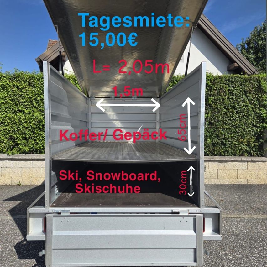 Ein Bild eines silbernen Fahrzeugs mit offenen Fächern. Aufkleber geben Abmessungen und Tagesmiete an. Das Fahrzeug verfügt über Fächer für Skier, Snowboards und Skischuhe.