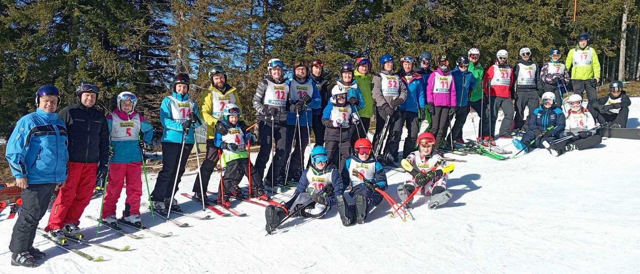 Bild enthält, Nature, Outdoors, Glove, Person, Snow, Shoe, Boy, Child, Male, Helmet